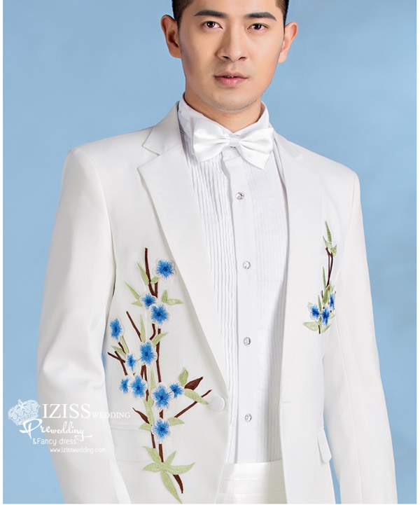 ST068 **พรีออเดอร์**สูทจีนผู้ชายสีขาวแขนยาวลายดอกซากุระสีฟ้า ติดกระดุมสีขาว พร้อมกางเกงสีขาวขาสอบ ชุดสูทเจ้าบ่าว สูทแฟนซี ถ่ายพรีเวดดิ้ง & ชุดแต่งงานแฟนซี (Fancy wedding dress) สูทผู้ชายสีขาว