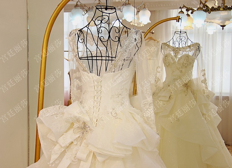 BRL019 **พรีออเดอร์**ชุดแต่งงานหรูหราประดับดอกไม้ผสมเพชรและคริสตัล สวยงามดุจเจ้าหญิง