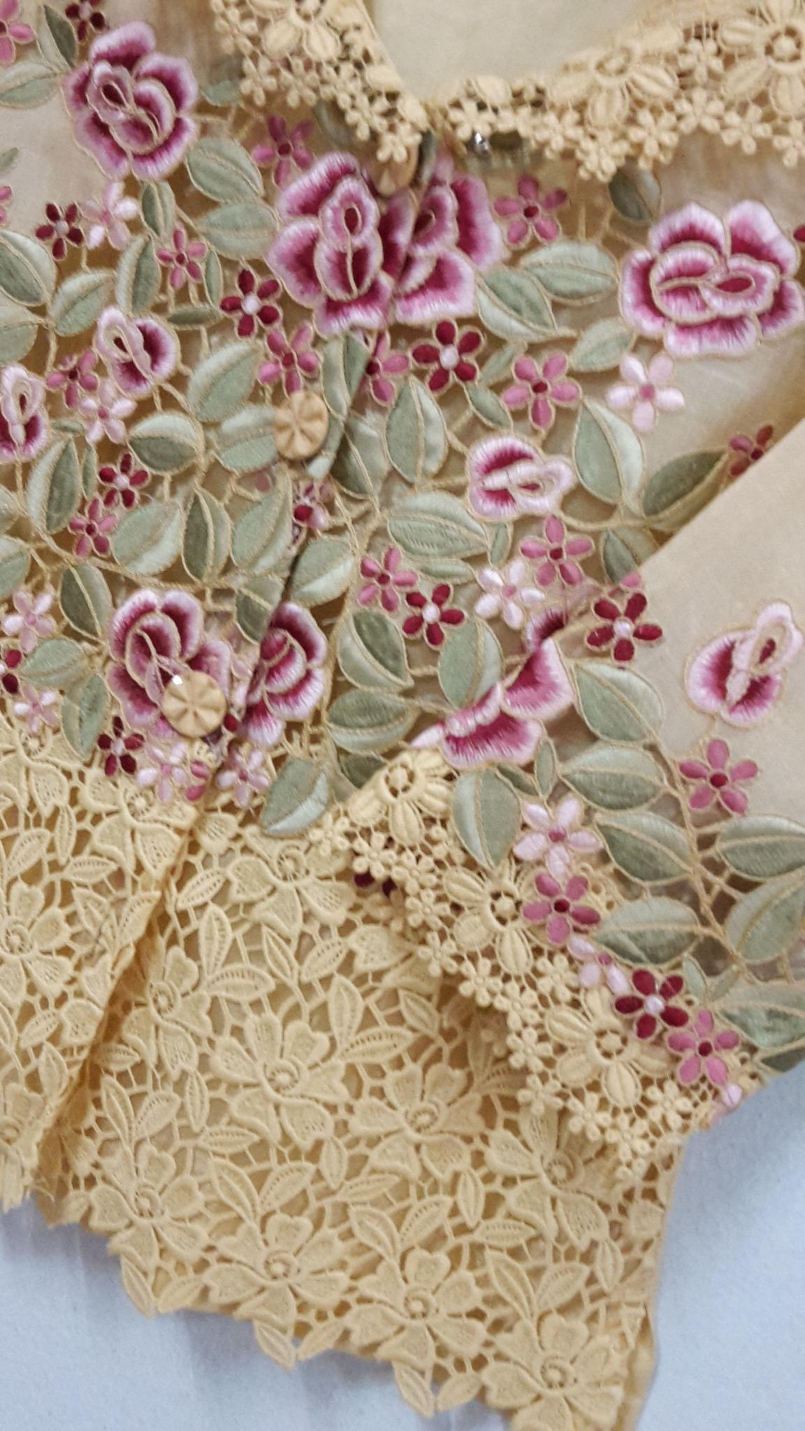 เสื้อลินนินสีเหลืองทองแต่งลูกไม้ฉลุ เสื้อผ้าไทยทูโทนสีเหลืองทองน่ารัก จับแมทเสื้อผ้าได้ง่ายทั้งกางเกง กางเกง หรือผ้าถุงไทย