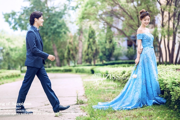PW479- **พรีออเดอร์**ชุดแต่งงานแฟนซี ชุดเดรสสีฟ้า ชุดถ่ายพรีเวดดิ้ง (prewedding dress) & ชุดแต่งงานแฟนซี (Fancy wedding dress) "ธีมสีฟ้าน้ำเงิน"