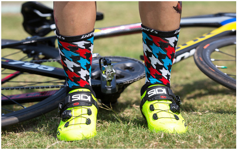 ถุงเท้าจักรยาน ถุงเท้ากีฬาออกกำลังกาย วิ่ง DH SPORT รุ่น DH15 สำหรับเท้าไซต์39-46