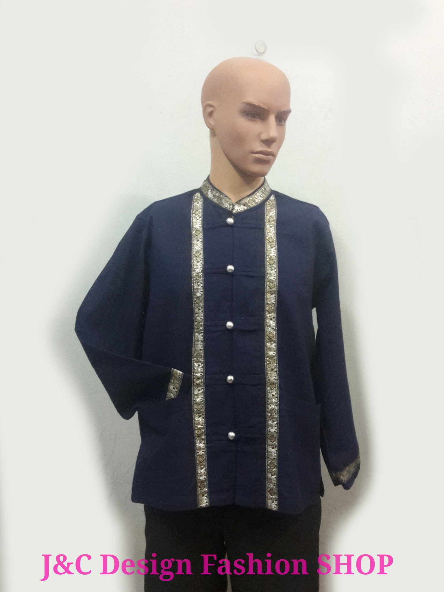 เสื้อผ้าไทยชายผ้าพื้นเมืองม้อฮ่อม เสื้อผ้าฝ้ายชายแต่งผ้าขลิบลายและปักผ้าด้นมือแต่งดระดุมเหรียญ เสื้อผ้าฝ้ายซินมัยชายม้อฮ่อมแต่งเหรียญ