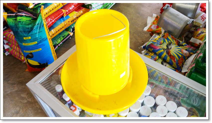 ถังอาหารไก่กลาง สีเหลือง 4 กก.