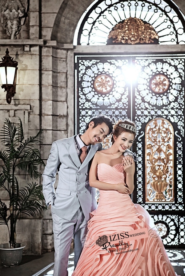 PW428- **พรีออเดอร์**ชุดคู่ถ่ายพรีเวดดิ้ง (prewedding dress) & ชุดแต่งงานแฟนซี (Fancy wedding dress)ชายหญิง "ธีมสีส้มอ่อน-สีเทา"