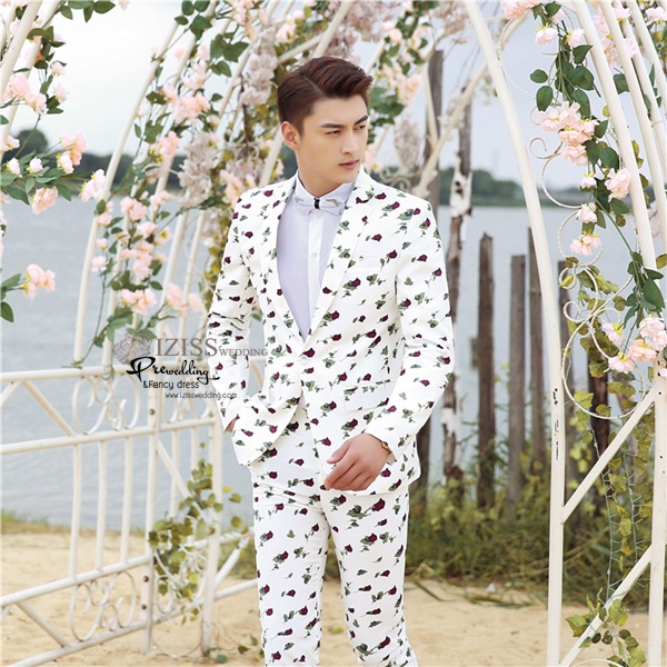 ST109- **พรีออเดอร์**สูทแฟนซีผู้ชายสีขาวลายดอกกุหลาบ พร้อมกางเกง ชุดสูทเจ้าบ่าว สูทแฟนซี ถ่ายพรีเวดดิ้ง & ชุดแต่งงานแฟนซี (Fancy wedding dress) สูทผู้ชายสีขาวลายดอกกุหลาบ