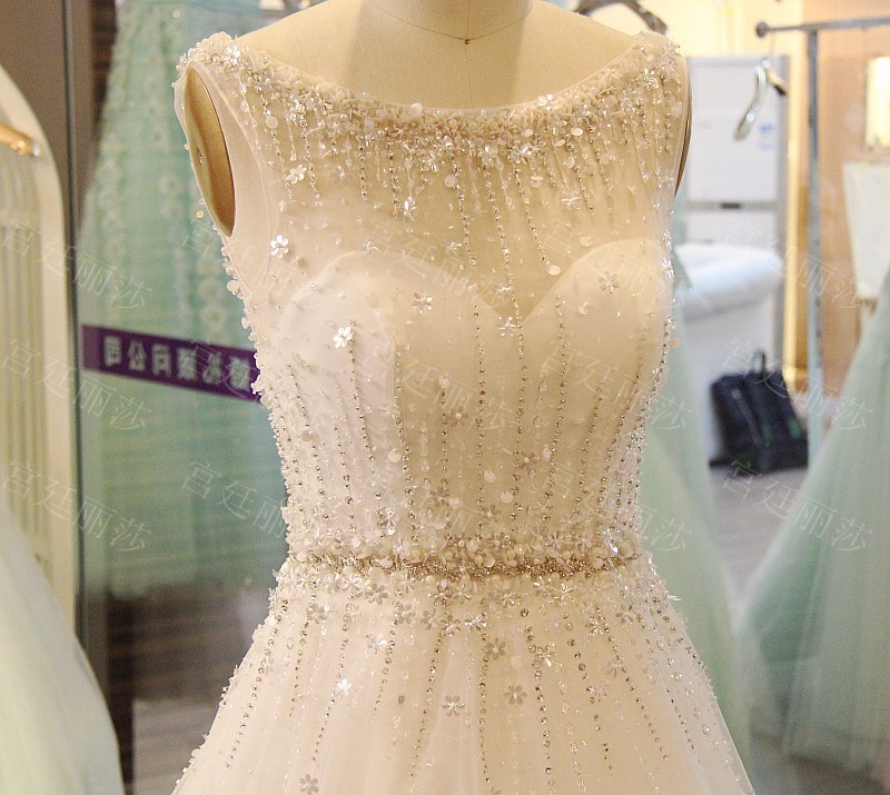 BRL023 **พรีออเดอร์**ชุดแต่งงานหรูหราประดับดอกไม้ผสมเพชรและคริสตัล สวยงามดุจเจ้าหญิง