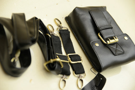 กระเป๋าแฟชั่น กระเป๋าสะพายไหล่ พร้อมส่ง หนังสีดำเรียบ ปรับสายได้ ใบเล็ก