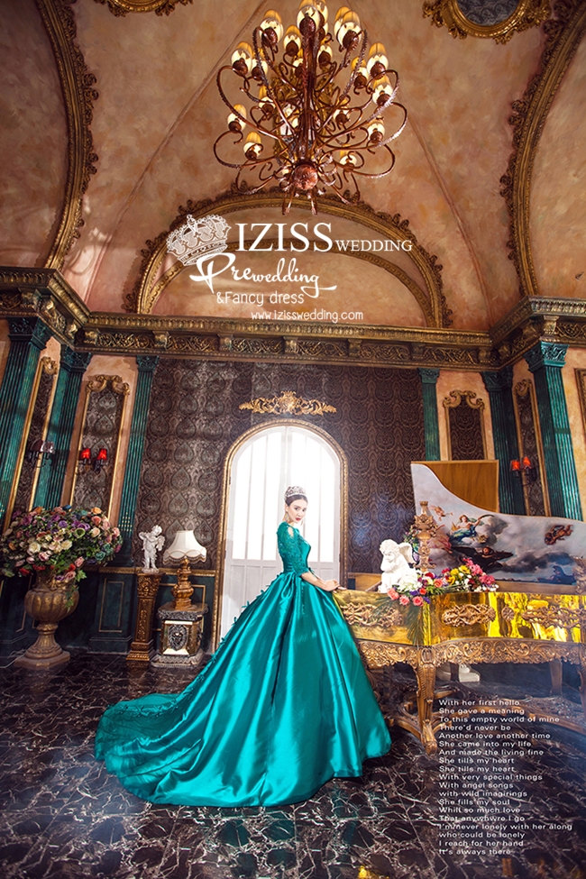 PW335- **พร้อมส่งเฉพาะชุดผญ.ค่ะ** ชุดคู่ถ่ายพรีเวดดิ้ง (prewedding dress) & ชุดแต่งงานแฟนซี (Fancy wedding dress)ชายหญิง "ธีมสีเขียวเข้ม"