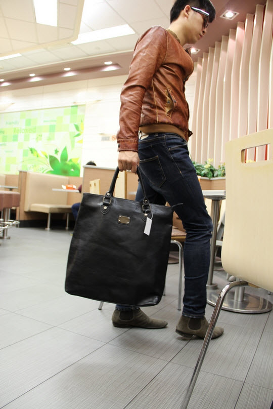 กระเป๋าแฟชั่น พร้อมส่ง กระเป๋าถือ กระเป๋าหนัง กระเป๋าใบใหญ่ สีดำ แบบซิป ถือได้ สะพายได้ มีสายสะพายยาว