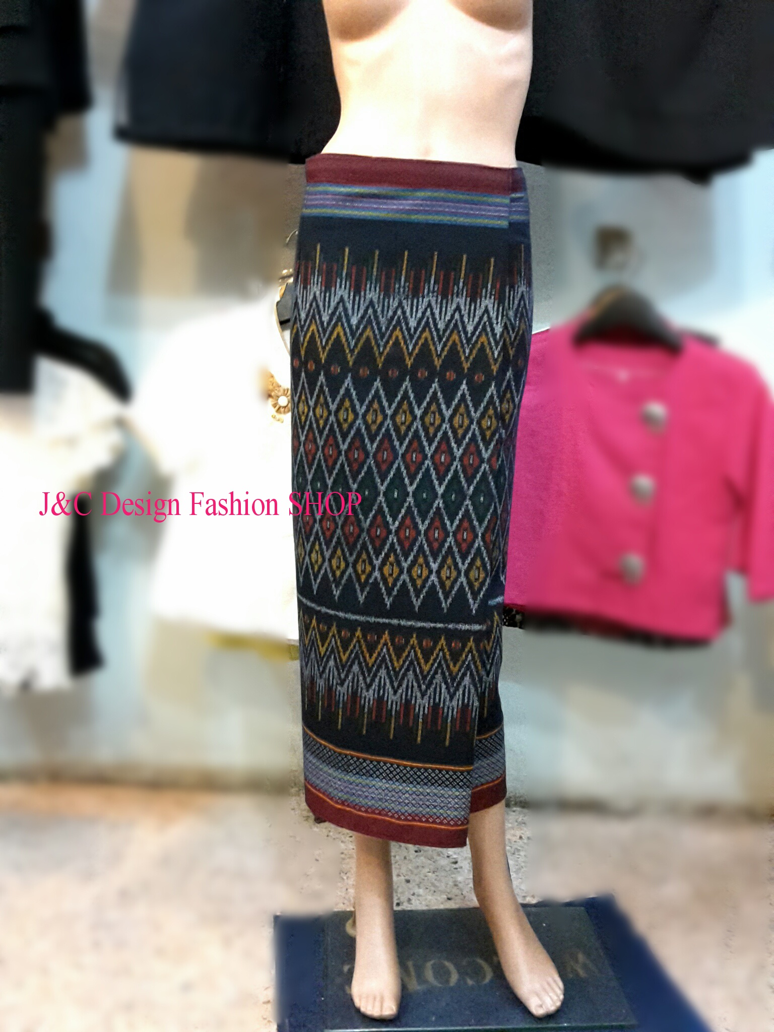 ผ้าถุงสำเร็จรูปแบบป้ายเลื่อนตะขอผ้าย้อมครามลายฟันปลากระจับ ผ้าถุงสำเร็จรูปมัดหมี่ลายนกยุง ผ้าฝ้ายมัดหมี่ตีนแดงตัดสำเร็จลายฟันปลากระจับ พร้อมส่ง