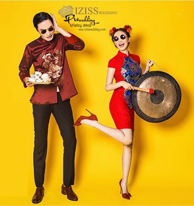 PW377 - **พร้อมส่งค่ะ** ชุดกี่เพ้าสีแดงทั้งเซ็ท ชุดคู่ถ่ายพรีเวดดิ้ง (prewedding dress) & ชุดแต่งงานแฟนซี (Fancy wedding dress)ชายหญิง "ธีมสีแดง"