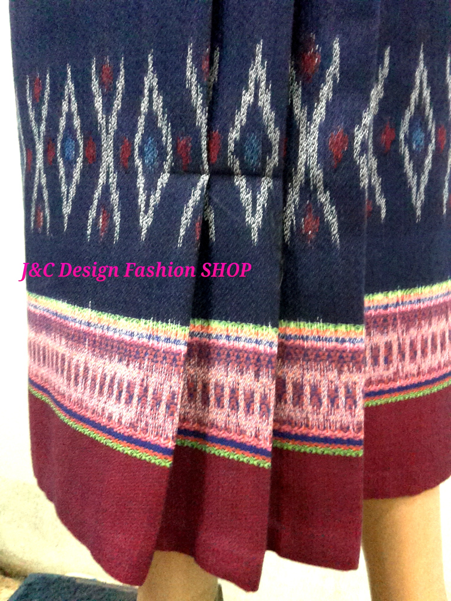 ผ้าถุงผ้าฝ้ายหมักโคลน มัดหมี่ย้อมคราม ลายลูกแก้วในตัว หัวตีนแดงผืนเดียวไม่ตัดต่อตีน ผ้ามัดหมี่ตีนแดง ผ้าซิ่นตีนแดง.ผ้าถุงสำเร็จรูป ผ้าซิ่นย้อมครามหมักโคลน