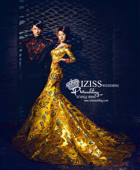 PW337 **พร้อมส่งเฉพาะชุดผญ.**ชุดกี่เพ้าจีน ชุดถ่ายพรีเวดดิ้ง (prewedding dress) & ชุดแต่งงานแฟนซี (Fancy wedding dress)ชายหญิง "ธีมสีเหลือง-ดำ"