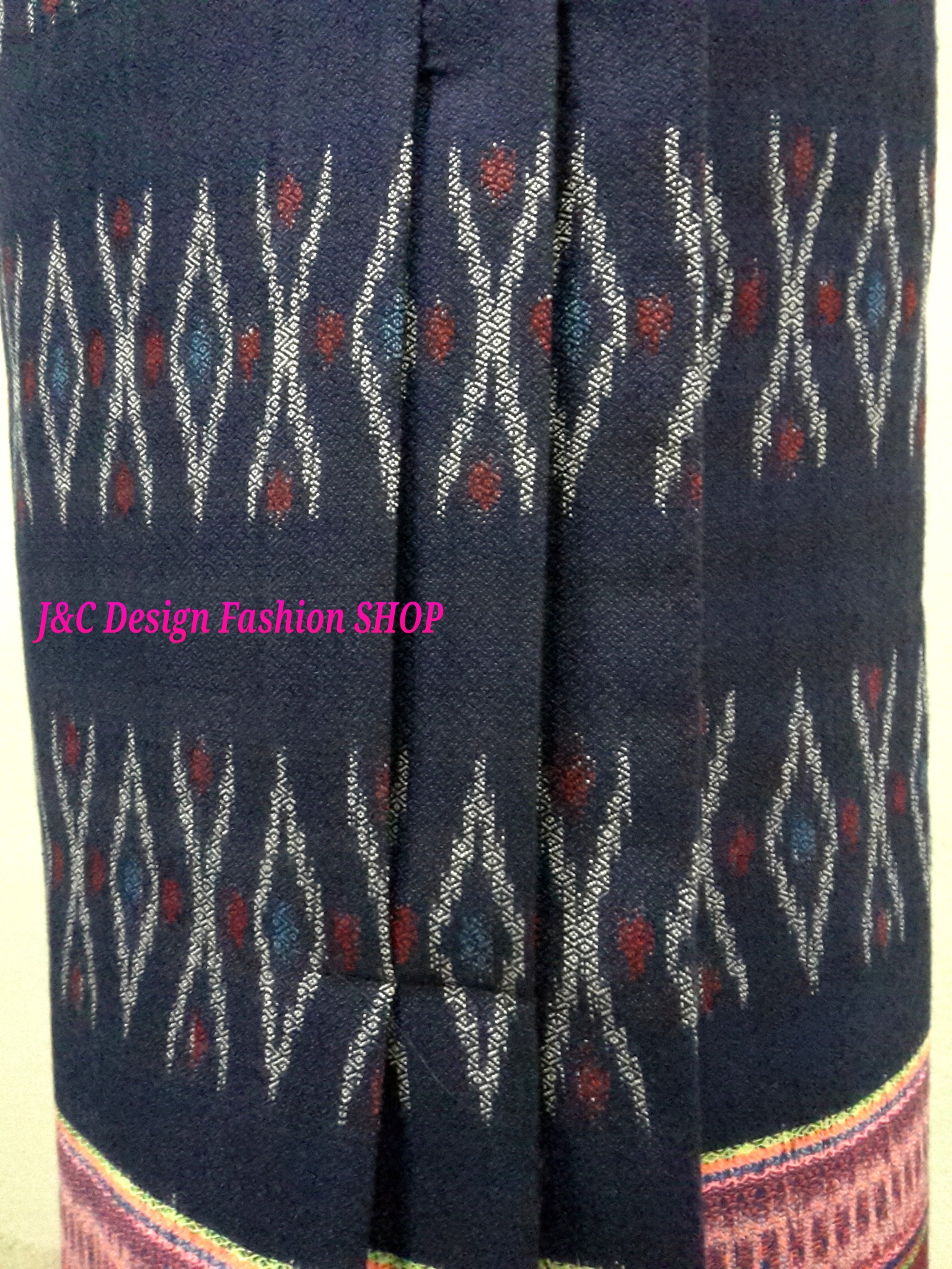 ผ้าถุงผ้าฝ้ายหมักโคลน มัดหมี่ย้อมคราม ลายลูกแก้วในตัว หัวตีนแดงผืนเดียวไม่ตัดต่อตีน ผ้ามัดหมี่ตีนแดง ผ้าซิ่นตีนแดง.ผ้าถุงสำเร็จรูป ผ้าซิ่นย้อมครามหมักโคลน