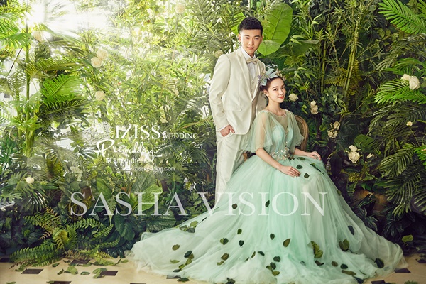 PW569- **พรีออเดอร์ค่ะ**ชุดคู่ถ่ายพรีเวดดิ้ง (prewedding dress) & ชุดแต่งงานแฟนซี (Fancy wedding dress)ชายหญิง "ธีมสีเขียว ขาว"