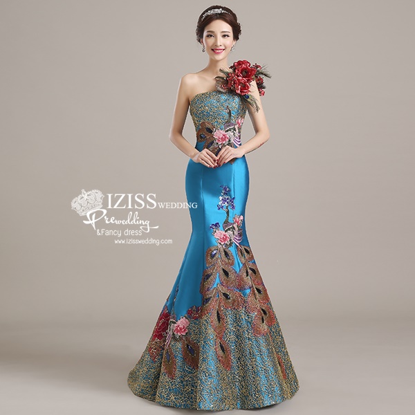 PW508 - **พรีออเดอร์**ชุดกี่เพ้าสีฟ้าไหล่เฉียงติดดอกไม้ ตกแต่งดิ้นทองและลายปักนกยูงสวย หรูไฮโซมากๆค่ะ ชุดยกน้ำชา ชุดคู่ถ่ายพรีเวดดิ้ง (prewedding dress) & ชุดแต่งงานแฟนซี "ธีมสีฟ้า"