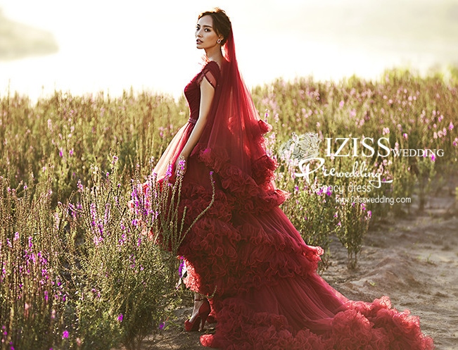 PW433- **พรีออเดอร์**ชุดคู่ถ่ายพรีเวดดิ้ง (prewedding dress) & ชุดแต่งงานแฟนซี (Fancy wedding dress)ชายหญิง "ธีมสีแดง"