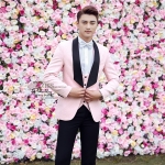 ST116- **พรีออเดอร์**สูทแฟนซีผู้ชายสีชมพูเนื้อนูนลายดอกไม้ พร้อมกั๊กและกางเกง ชุดสูทเจ้าบ่าว สูทแฟนซี ถ่ายพรีเวดดิ้ง & ชุดแต่งงานแฟนซี (Fancy wedding dress) สูทผู้ชายสีชมพูดำ