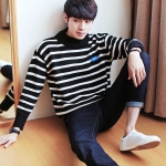 พร้อมส่ง เสื้อไหมพรม ผู้ชาย สีดำ ลายริ้ว ขาวดำ คอกลม สเวตเตอร์ผู้ชาย แฟชั่นหน้าหนาว