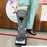 FIRSTPHYSIO รองเท้าเฝือกลม (Air Cast) รองเท้าสำหรับคนกระดูกเท้าแตกแบบมีปั๊มลมแบบยาว รองเท้าปั๊มลม เฝือกปั็มลม