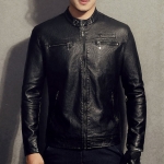 พร้อมส่ง แจ็คเก็ตหนังผู้ชาย เสื้อหนังผู้ชาย สีดำ หนัง PU คอจีน มีซับใน แต่งซิปหน้าอก มีกระเป๋าข้าง