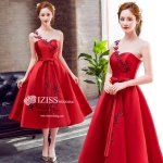 PW540-**พร้อมเช่า900** ชุดกี่เพ้าสั้นสีแดงไหล่เดี่ยว ชุดยกน้ำชา ชุดคู่ถ่ายพรีเวดดิ้ง (prewedding dress) & ชุดแต่งงานแฟนซี (Fancy wedding dress)ชายหญิง "ธีมสีแดง"