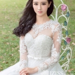 ฺBRL004 **พรีออเดอร์**ชุดแต่งงานสีขาวแขนยาวซีทรูช่วงอกสวยหวาน ประดับลูกไม้ลวดลายหรูหรา พร้อมเข็มขัดรูปโบว์ ต่อด้วยกระโปรงบานฟรุ้งฟริ้ง สวยงามดุจเจ้าหญิง