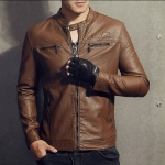 พร้อมส่ง แจ็คเก็ตหนังผู้ชาย เสื้อหนังผู้ชาย สีน้ำตาล หนัง PU คอจีน มีซับใน แต่งซิปหน้าอก มีกระเป๋าข้าง