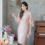 G043- **พร้อมส่ง**ชุดเดรสไปงานแต่งงานผ้าไหมสีส้มอ่อน แขนยาวดีเทลหรูหราช่วงบนตัดเย็บผ้าออแกนดี้ปักลายดอกไม้ กระโปรงทรงเอ สวยหรูสไตล์ดารา พร้อมเสริ์ฟค่ะ