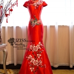 PW507 - **พรีออเดอร์** ชุดกี่เพ้าสีแดงเปิดไหล่ ชุดยกน้ำชา ชุดคู่ถ่ายพรีเวดดิ้ง (prewedding dress) & ชุดแต่งงานแฟนซี (Fancy wedding dress)ชายหญิง "ธีมสีแดง"