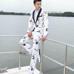 ST103- **พรีออเดอร์**สูทแฟนซีผู้ชายสีขาวลายปลาผสมดอกไม้และนก ตัดปกสีดำ พร้อมกางเกง ชุดสูทเจ้าบ่าว สูทแฟนซี ถ่ายพรีเวดดิ้ง & ชุดแต่งงานแฟนซี (Fancy wedding dress) สูทผู้ชายสีขาวลายปลาทองผสมดอกไม้