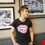 เสื้อยืดพร้อมส่ง เสื้อแฟชั่น แขนสั้น สีดำ สกรีนลายรูปปาก คอกลม ใส่เที่ยว แบบชิลๆ