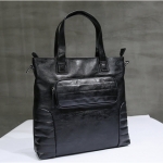 พร้อมส่ง กระเป๋าถือ สีดำ หนัง PU แบบซิป มีช่องเก็บของด้านหน้าและด้านหลังกระเป๋า มีสายสะพายยาว