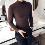 เสื้อคอตั้ง สีน้ำตาลเข้ม เนื้อผ้าเข้ารูปทรงสวย แมทซ์กับโค้ทหรือสูทก้อเท่ห์