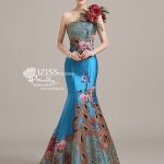 PW508 - **พรีออเดอร์**ชุดกี่เพ้าสีฟ้าไหล่เฉียงติดดอกไม้ ตกแต่งดิ้นทองและลายปักนกยูงสวย หรูไฮโซมากๆค่ะ ชุดยกน้ำชา ชุดคู่ถ่ายพรีเวดดิ้ง (prewedding dress) & ชุดแต่งงานแฟนซี "ธีมสีฟ้า"