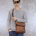 พร้อมส่ง กระเป๋าสะพาย ผู้ชาย สีน้ำตาล สายยาวปรับได้ ใส่โทรศัพท์ ใส่ ipad