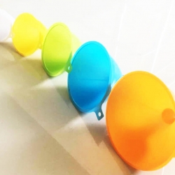 กรวย 5 ชิ้นสีสด(มีรูแขวน) 14 ซม.