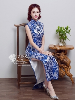 PW512 - **พรีออเดอร์**ชุดกี่เพ้าสีน้ำเงินแขนสั้นติดลายดอกไม้ คอจีน หรูไฮโซมากๆค่ะ ชุดยกน้ำชา ชุดคู่ถ่ายพรีเวดดิ้ง (prewedding dress) & ชุดแต่งงานแฟนซี "ธีมสีน้ำเงิน"