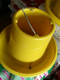 ถังอาหารไก่ขนาดใหญ่ 10นิ้ว สีเหลือง