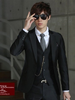 ST054- **พร้อมส่ง**สูทผู้ชายสีดำมันวาว แขนยาว แบบกระดุม2กระดุม พร้อมกางเกง ชุดสูทเจ้าบ่าว สูทแฟนซี ถ่ายพรีเวดดิ้ง & ชุดแต่งงานแฟนซี (Fancy wedding dress) สูทผู้ชายสีดำมันวาว