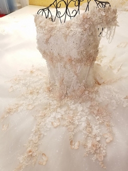 BRL039 **เลิกผลิต**ชุดแต่งงานหรูหราประดับดอกไม้ผสมเพชรและคริสตัล สวยงามดุจเจ้าหญิง