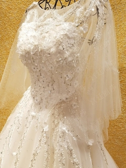 BRL036 **พรีออเดอร์**ชุดแต่งงานหรูหราประดับดอกไม้ผสมเพชรและคริสตัล สวยงามดุจเจ้าหญิง