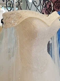 BRL021 **พรีออเดอร์**ชุดแต่งงานหรูหราประดับดอกไม้ผสมเพชรและคริสตัล สวยงามดุจเจ้าหญิง