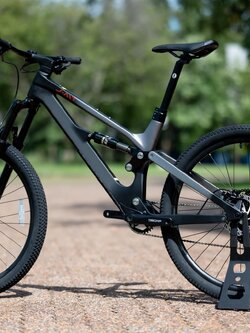 JAVA : 𝗦𝗔𝗟𝗧𝗔𝗙𝗢𝗦𝗦𝗜 𝗖𝗮𝗿𝗯𝗼𝗻 จักรยานเสือภูเขา Full-Suspension เฟรมคาร์บอน เกียร์ Shimano Deore 12 สปีด ดิสน้ำมัน