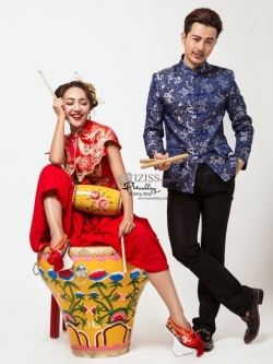 PW589 - **พร้อมส่งเฉพาะชุดผู้ชายสีน้ำเงินค่ะ** ชุดกี่เพ้าสีแดง เสื้อผู้ชายคอจีนสีน้ำเงิน ชุดคู่ถ่ายพรีเวดดิ้ง (prewedding dress) & ชุดแต่งงานแฟนซี (Fancy wedding dress)ชายหญิง "ธีมสีแดง น้ำเงิน"