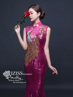 PW531 - **พรีออเดอร์มีสีชมพู แดง เขียวและสีน้ำเงินค่ะ** ชุดกี่เพ้าเลื่อมสีชมพูแขนสั้นประดับลายนกยูง ชุดยกน้ำชา ชุดคู่ถ่ายพรีเวดดิ้ง (prewedding dress) & ชุดแต่งงานแฟนซี (Fancy wedding dress)ชายหญิง "ธีมสีชมพู"