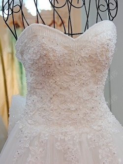 BRL017 **พรีออเดอร์**ชุดแต่งงานหรูหราประดับดอกไม้ผสมเพชรและคริสตัล สวยงามดุจเจ้าหญิง