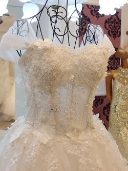 BRL034 **พรีออเดอร์**ชุดแต่งงานหรูหราประดับดอกไม้ผสมเพชรและคริสตัล สวยงามดุจเจ้าหญิง