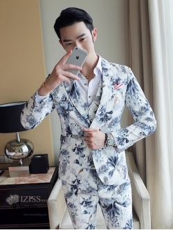 ST121- **พรีออเดอร์**สูทแฟนซีผู้ชายสีขาวลายใบไม้ แขนยาว พร้อมกางเกง ชุดสูทเจ้าบ่าว สูทแฟนซี ถ่ายพรีเวดดิ้ง & ชุดแต่งงานแฟนซี (Fancy wedding dress) สูทผู้ชายสีขาวลายใบไม้