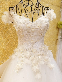 BRL035 **พรีออเดอร์**ชุดแต่งงานหรูหราประดับดอกไม้ผสมเพชรและคริสตัล สวยงามดุจเจ้าหญิง